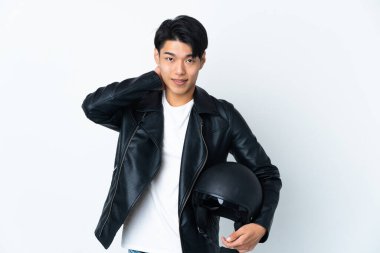 Beyaz arka planda izole edilmiş motosiklet kasklı Çinli bir adam gülüyor.