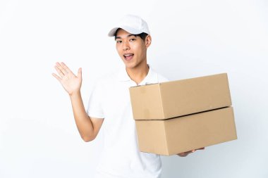 Çinli adam beyaz arka planda izole edilmiş, mutlu bir ifadeyle selamlıyor.