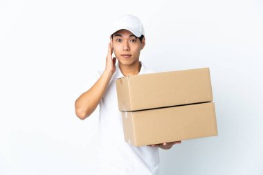 Beyaz arka planda izole edilmiş Çinli adam hayal kırıklığına uğramış ve kulaklarını kapatmış.