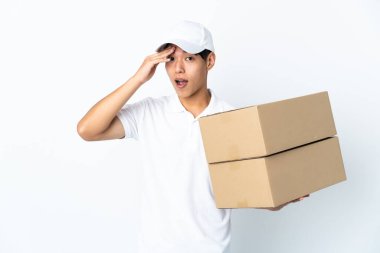 Beyaz arka planda izole edilmiş Çinli teslimatçı bir şey fark etti ve çözüme niyetlendi.