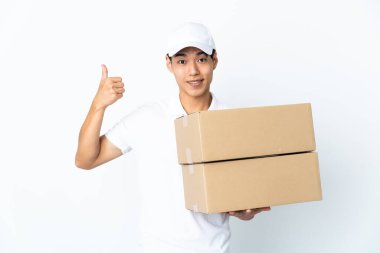 Çinli adam beyaz arka planda izole edilmiş bir şekilde baş parmak işareti yapıyor.