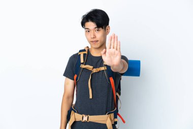 Beyaz arka planda izole edilmiş dağcı Çinli adam dur hareketi yapıyor.