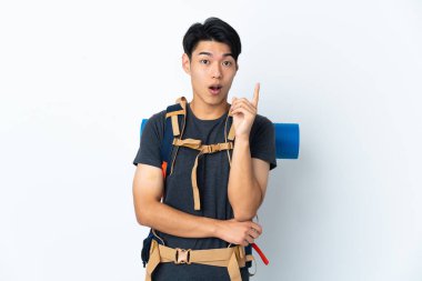 Dağcı Çinli adam beyaz arka planda izole edilmiş bir şekilde parmağını kaldırarak çözümü anlamaya çalışıyor.
