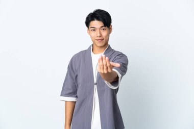 Genç Çinli bir adam beyaz arka planda izole edilmiş ve davet edilmişti. Gelmene sevindim.