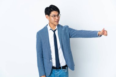 Genç Çinli iş adamı beyaz arka planda izole edilmiş bir şekilde baş parmak işareti yapıyor.