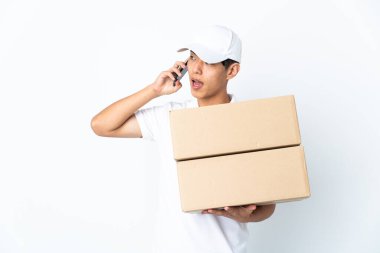 Çinli adam beyaz arka planda izole edildi. Cep telefonuyla sohbet ediyor.