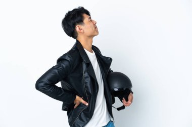 Motosiklet kasklı Çinli bir adam beyaz arka planda izole edilmiş, gayret gösterdiği için sırt ağrısı çekiyor.