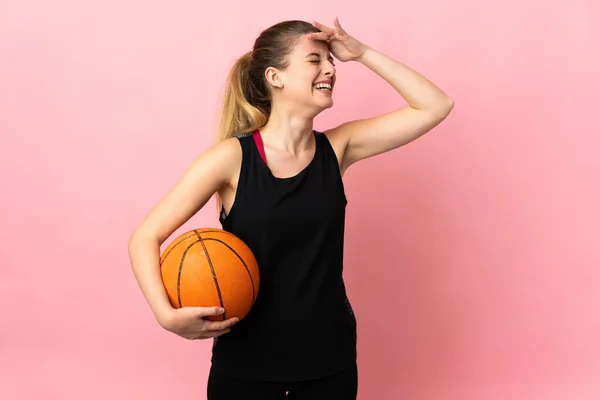 Молодая Блондинка Играющая Баскетбол Розовом Фоне Много Улыбается — стоковое фото