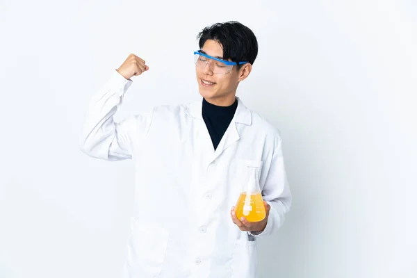 Joven Científico Chino Aislado Sobre Fondo Blanco Haciendo Gesto Fuerte — Foto de Stock