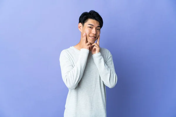 Jovem Chinês Isolado Fundo Roxo Sorrindo Com Uma Expressão Feliz — Fotografia de Stock