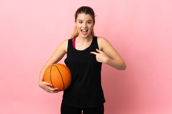 Mujer Rubia Joven Jugando Baloncesto Aislado Sobre Fondo Rosa Con — Foto de Stock