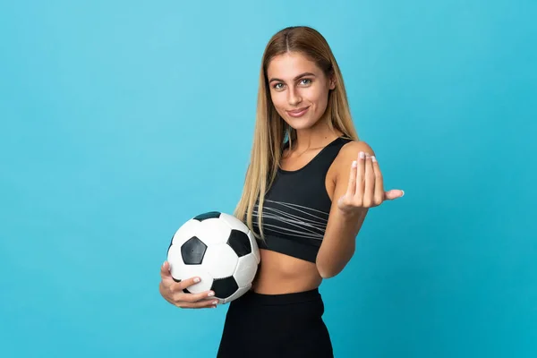 年轻的金发女子被蓝色背景隔离 带着足球 做着即将到来的手势 — 图库照片