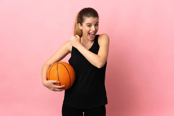 Jovem Loira Jogando Basquete Isolado Fundo Rosa Comemorando Uma Vitória — Fotografia de Stock