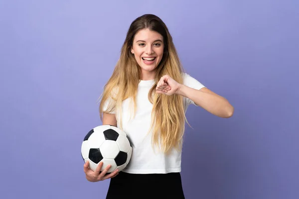 Młoda Blondynka Piłkarz Kobieta Odizolowany Fioletowym Tle Ekspresją Niespodzianka — Zdjęcie stockowe