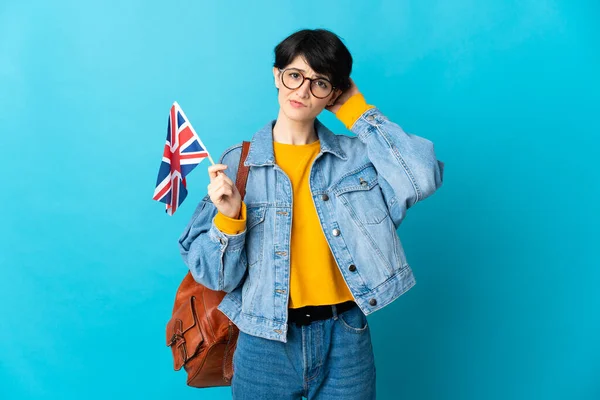 Žena Držící Vlajku Spojeného Království Nad Izolovaným Pozadím Pochybnostmi — Stock fotografie