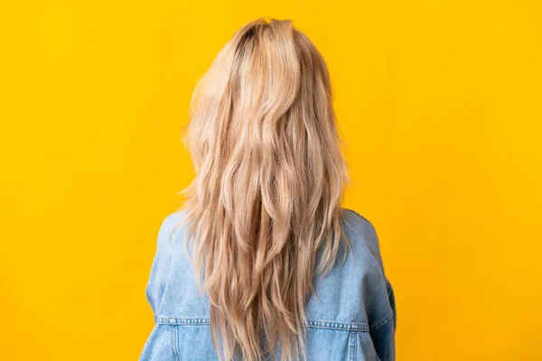 Jeune Femme Russe Isolée Sur Fond Jaune Position Arrière — Photo