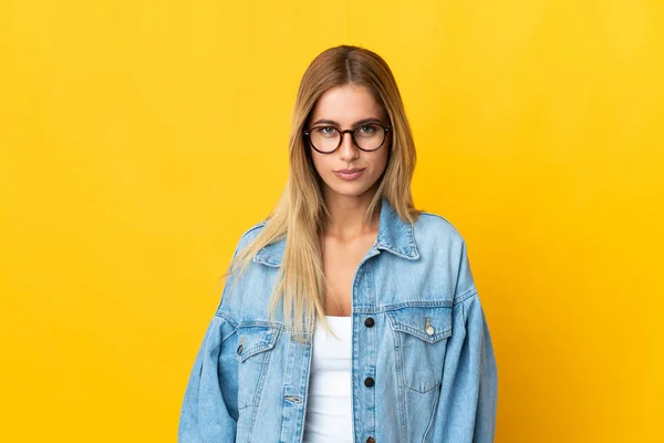 Giovane Donna Bionda Isolata Sfondo Giallo Con Espressione Triste — Foto Stock