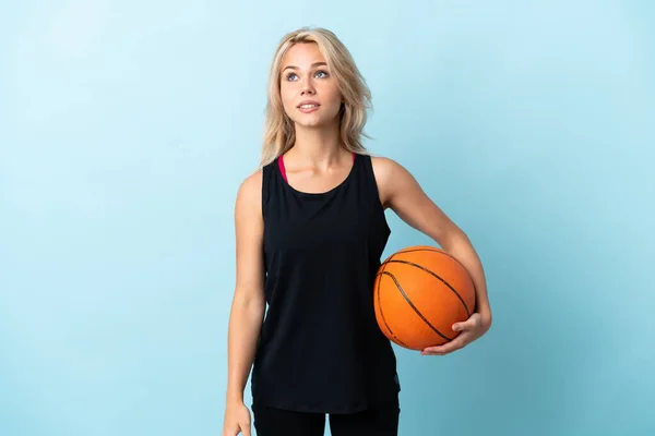 Jovem Mulher Russa Jogando Basquete Isolado Fundo Azul Pensando Uma — Fotografia de Stock