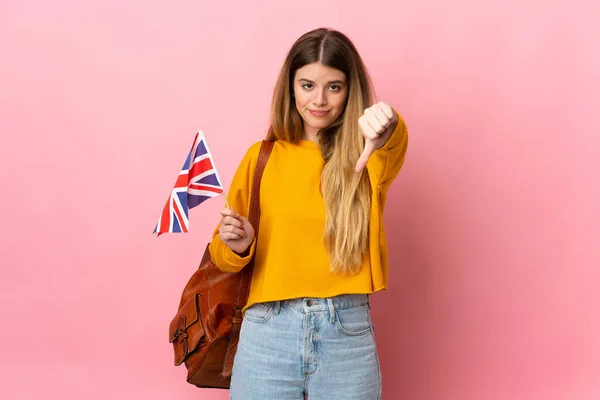 Birleşik Krallık Bayrağını Tutan Genç Sarışın Kadın Beyaz Arka Planda — Stok fotoğraf