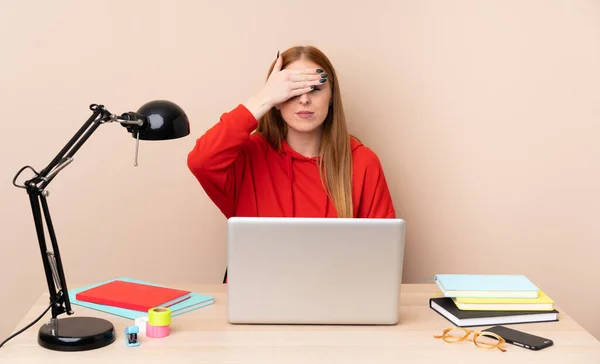 Junge Studentin Einem Arbeitsplatz Mit Einem Laptop Der Die Augen — Stockfoto