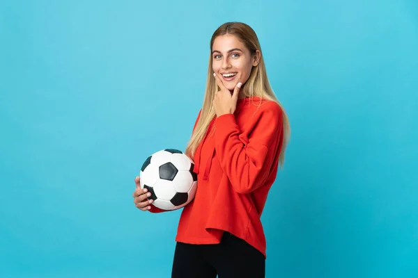 Jovem Jogador Futebol Mulher Isolado Fundo Azul Feliz Sorrindo — Fotografia de Stock