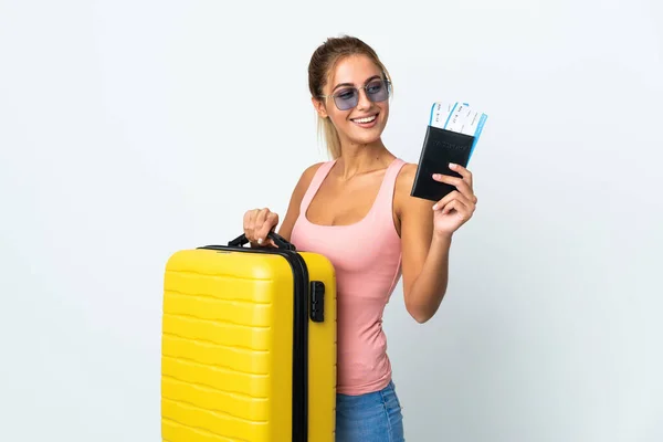 Jovem Estudante Mulher Isolada Fundo Branco Férias Com Mala Passaporte — Fotografia de Stock