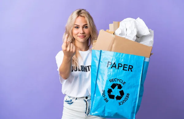 Młoda Rosjanka Trzymająca Worek Papierem Recyklingu Odizolowany Fioletowym Tle Robi — Zdjęcie stockowe