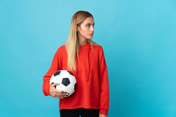 Jovem Jogador Futebol Mulher Isolada Fundo Azul Olhando Para Lado — Fotografia de Stock
