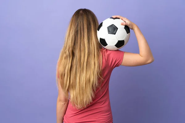 Молодая Женщина Сумкой Изолированы Фиолетовом Фоне Футбольным Мячом — стоковое фото