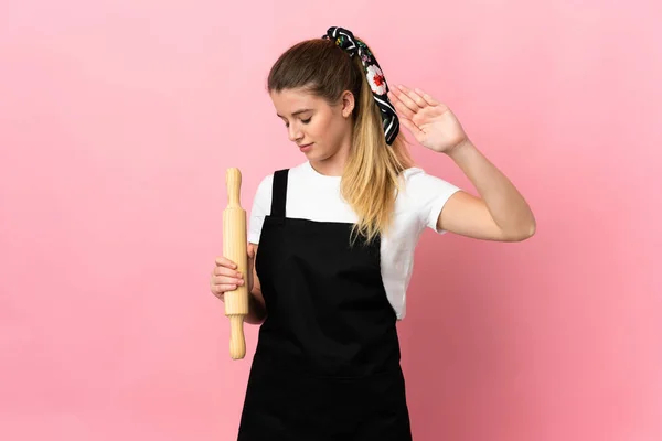 Jonge Blonde Vrouw Met Een Rollende Pin Geïsoleerd Roze Achtergrond — Stockfoto