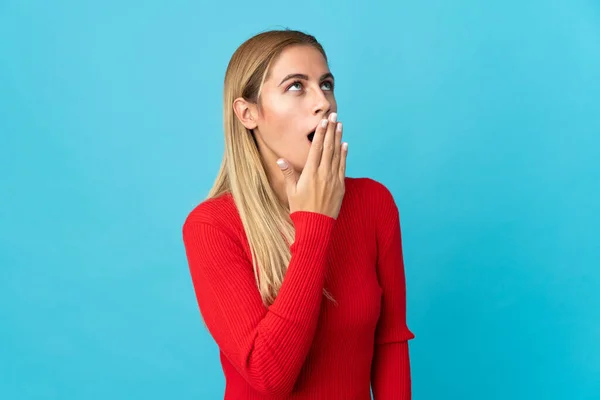 Giovane Donna Bionda Isolata Sfondo Blu Sbadigliare Coprire Bocca Spalancata — Foto Stock