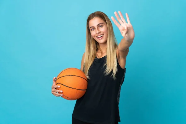 年轻女子在白人背景下打篮球很开心 她用手指数着四个 — 图库照片