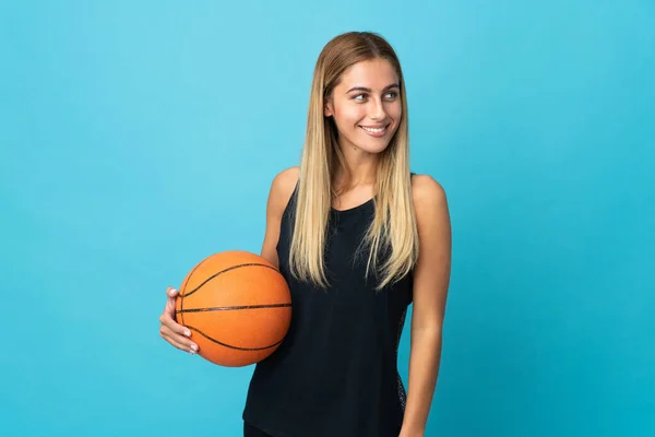 Jovem Mulher Jogando Basquete Isolado Fundo Branco Olhando Para Lado — Fotografia de Stock