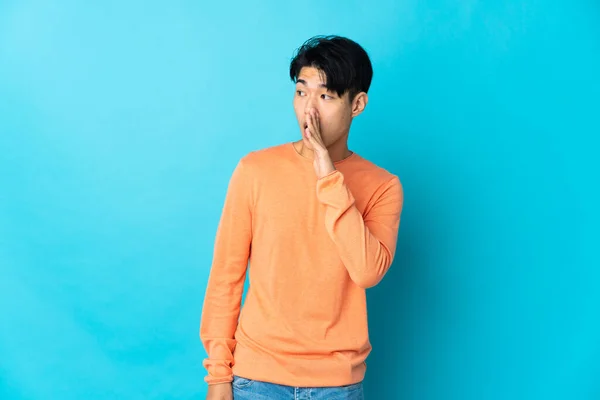 Young Chinese Man Isolated Blue Background Whispering Something Surprise Gesture — Stock Photo, Image