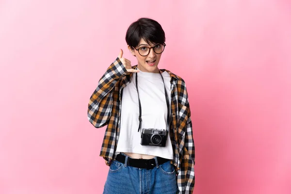 Joven Fotógrafa Aislada Sobre Fondo Rosa Haciendo Gesto Telefónico Llámame — Foto de Stock