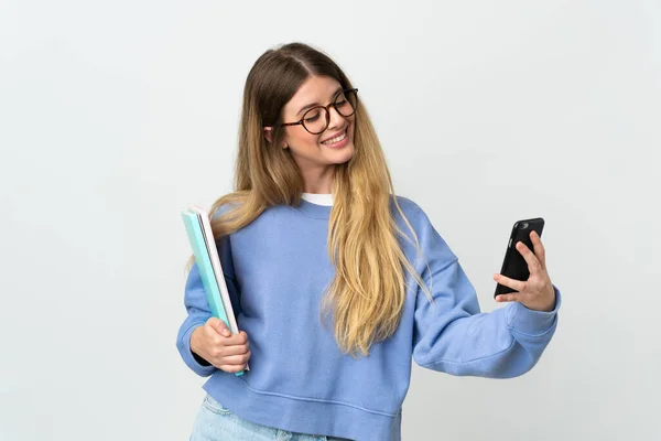 Jovem Loira Estudante Mulher Isolada Fundo Branco Fazendo Uma Selfie — Fotografia de Stock