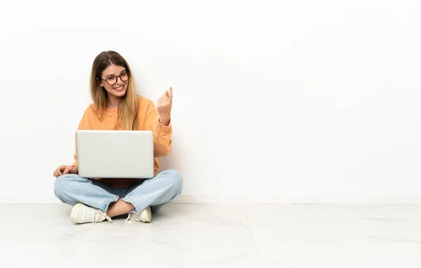 Young Woman Laptop Sitting Floor Doing Coming Gesture — Stock Photo, Image