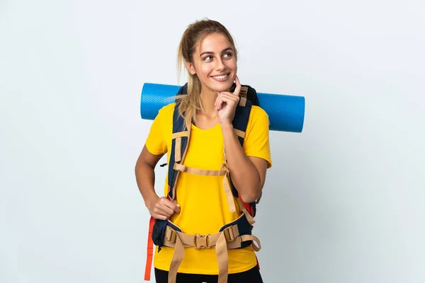 Ung Bergsbestigare Kvinna Med Stor Ryggsäck Isolerad Vit Bakgrund Tänker — Stockfoto