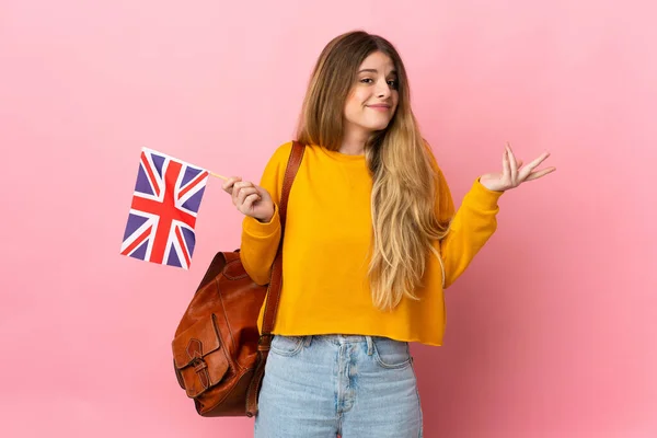 Mujer Rubia Joven Sosteniendo Una Bandera Del Reino Unido Aislada — Foto de Stock