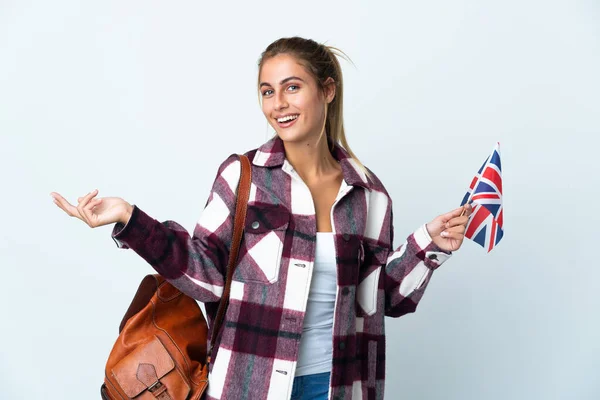 Молодая Женщина Держащая Британский Флаг Белом Фоне Протягивая Руки Сторону — стоковое фото