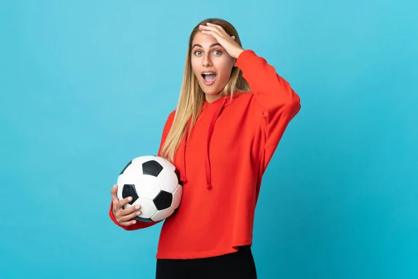 Jovem Jogador Futebol Mulher Isolada Fundo Azul Fazendo Gesto Surpresa — Fotografia de Stock