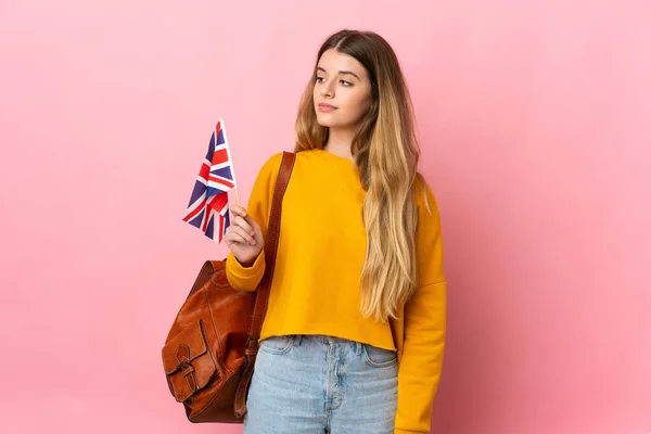 Mujer Rubia Joven Sosteniendo Una Bandera Del Reino Unido Aislada — Foto de Stock