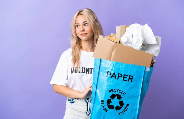 Młoda Rosjanka Trzymająca Torbę Papierem Recyklingu Odizolowana Fioletowym Tle Budzi — Zdjęcie stockowe