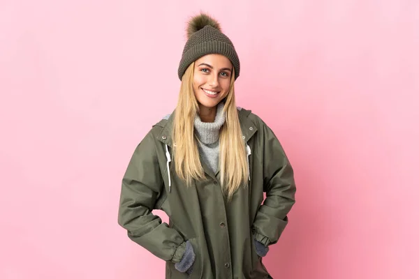 Mujer Joven Con Sombrero Invierno Aislado Sobre Fondo Rosa Posando —  Fotos de Stock