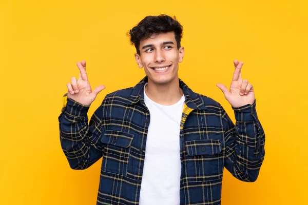 Jovem Argentino Sobre Fundo Amarelo Isolado Com Dedos Cruzando — Fotografia de Stock