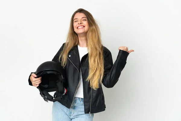 Mujer Sosteniendo Casco Moto Aislado Sobre Fondo Blanco Apuntando Hacia — Foto de Stock