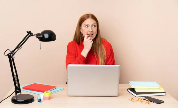 Mujer Joven Estudiante Lugar Trabajo Con Ordenador Portátil Nervioso Asustado — Foto de Stock