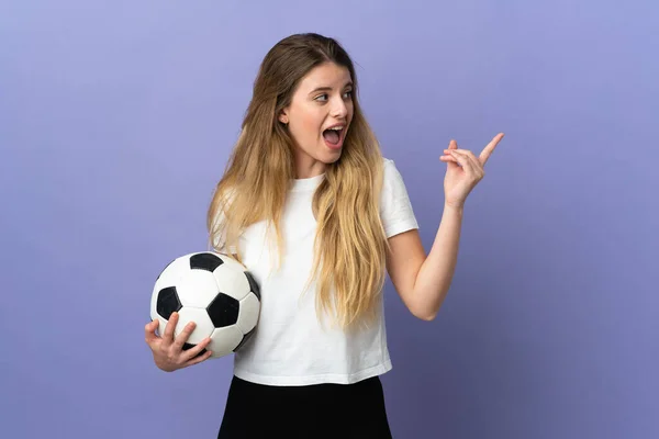 Młoda Blondynka Piłkarz Kobieta Odizolowany Fioletowym Tle Zamierzając Zrealizować Rozwiązanie — Zdjęcie stockowe