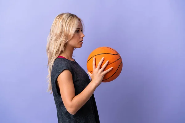 Jovem Mulher Russa Isolada Fundo Roxo Jogando Basquete — Fotografia de Stock