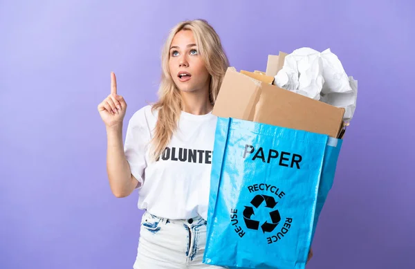 Junge Russische Frau Mit Einer Recyclingtüte Voller Papier Zum Recyceln — Stockfoto